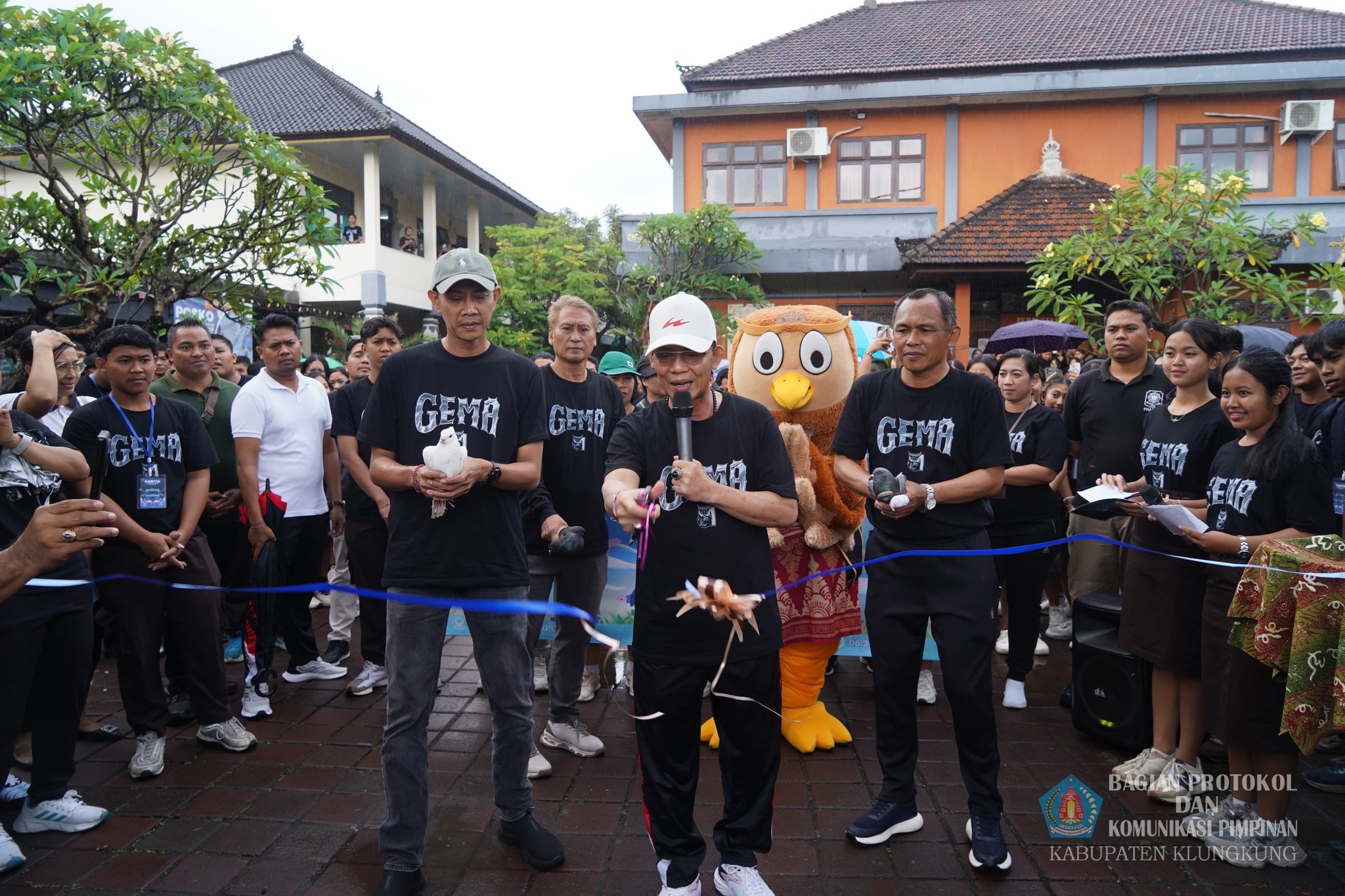 Jalan Santai Memeriahkan HUT ke 61 SMAN 1 Semarapura 