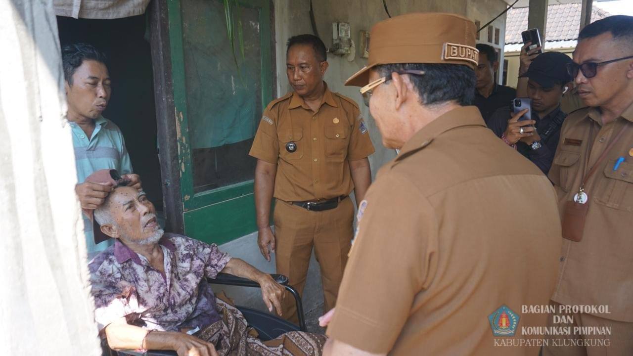 Peduli Terharap Warga, Bupati Satria Serahkan Bantuan Sosial di Desa Negari