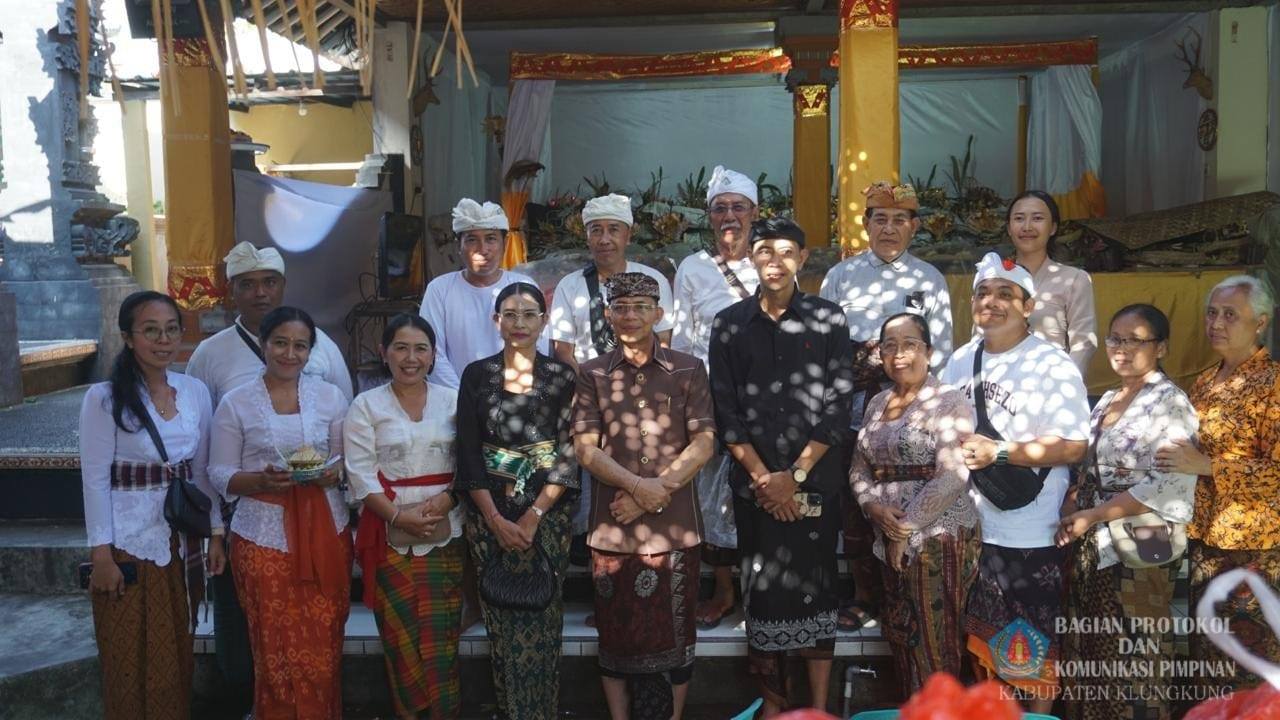 Bupati Klungkung, I Made Satria bersama Wakil Bupati Klungkung, Tjokorda Gde Surya Putra dan Ny. Eva Satria menghadiri persiapan Karya Pelebon