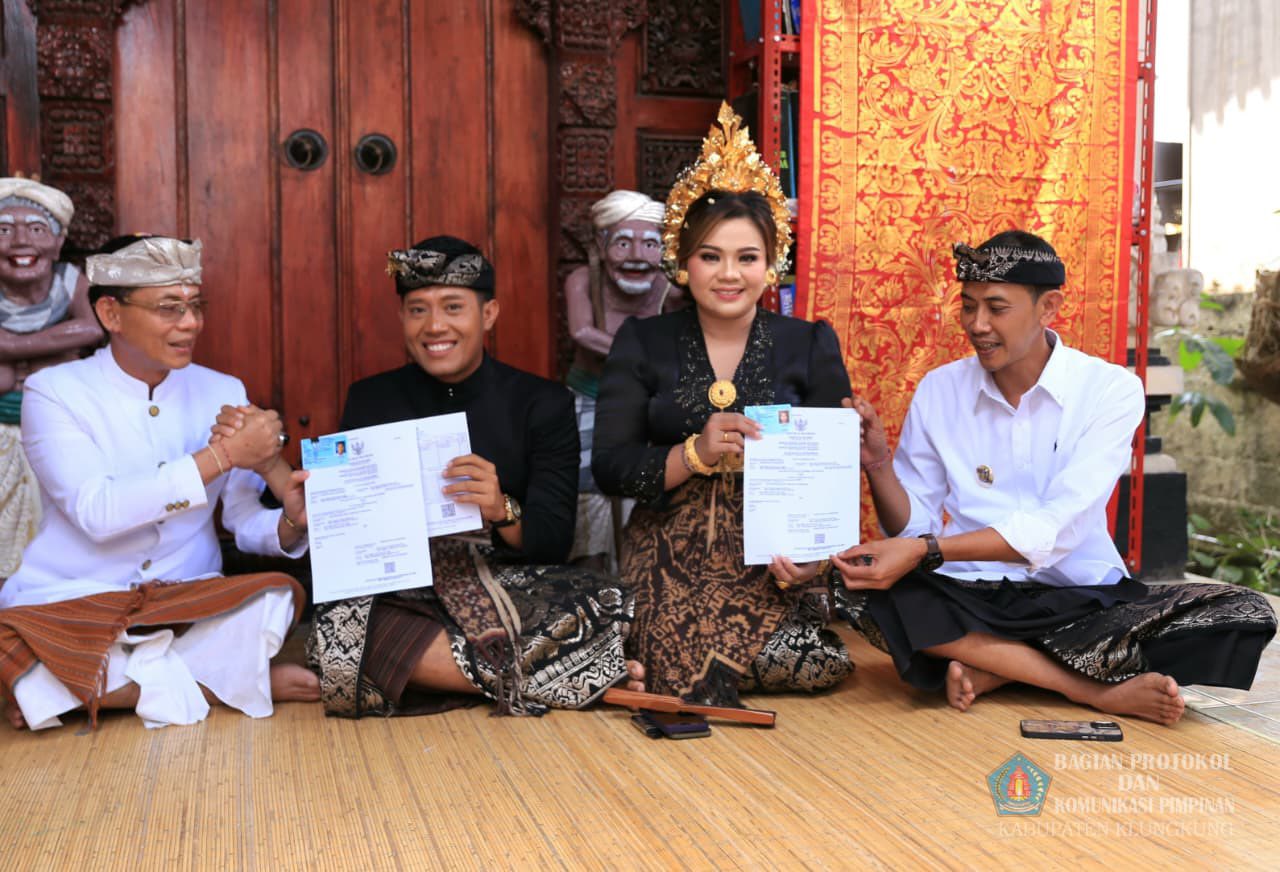 Bupati Klungkung  bersama Wakil Bupati Menyerahan Akta Perkawinan, KTP dan KK Baru Kepada Pasangan Pengantin Baru