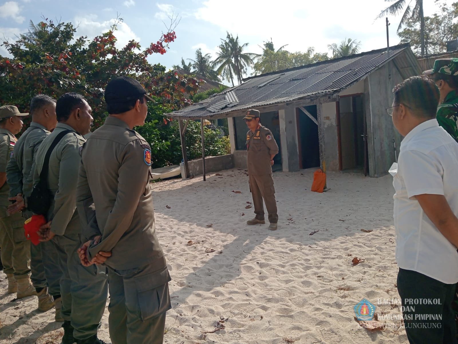 Tindaklanjuti Perintah Bupati, Satpol PP Klungkung Bongkar Bangunan Gudang Alat Diving di Jungutbatu