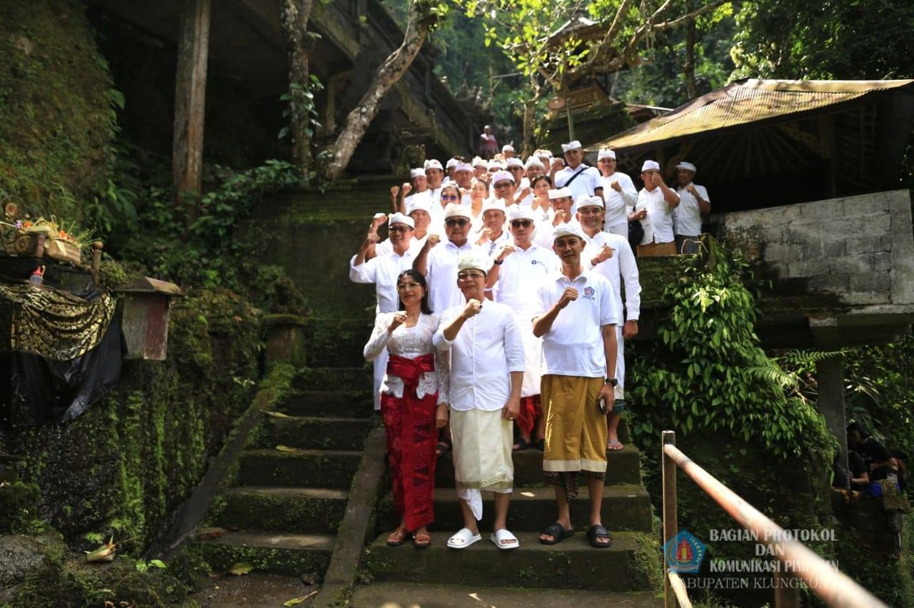 Mengawali Tahun Baru 2026, Bupati Satria Bersama OPD Nunas Pelukatan dan Sembahyang bersama di Pura Tirta Harum