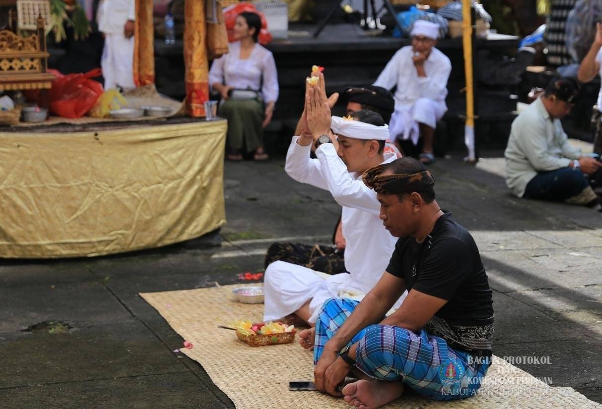 Wabup Tjok Surya Ngaturang Bakti Pujawali di Pura Dalem Pemuteran Desa Tojan