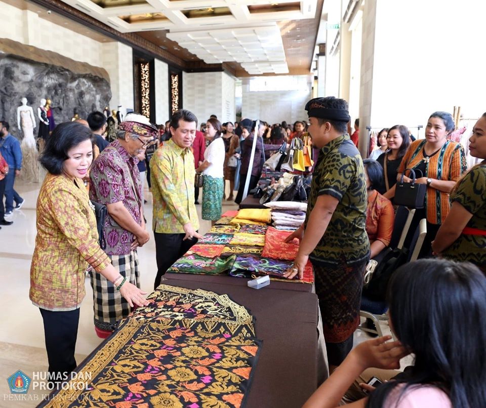 Bupati Suwirta Hadiri Pesona Tenun Dewata 2019