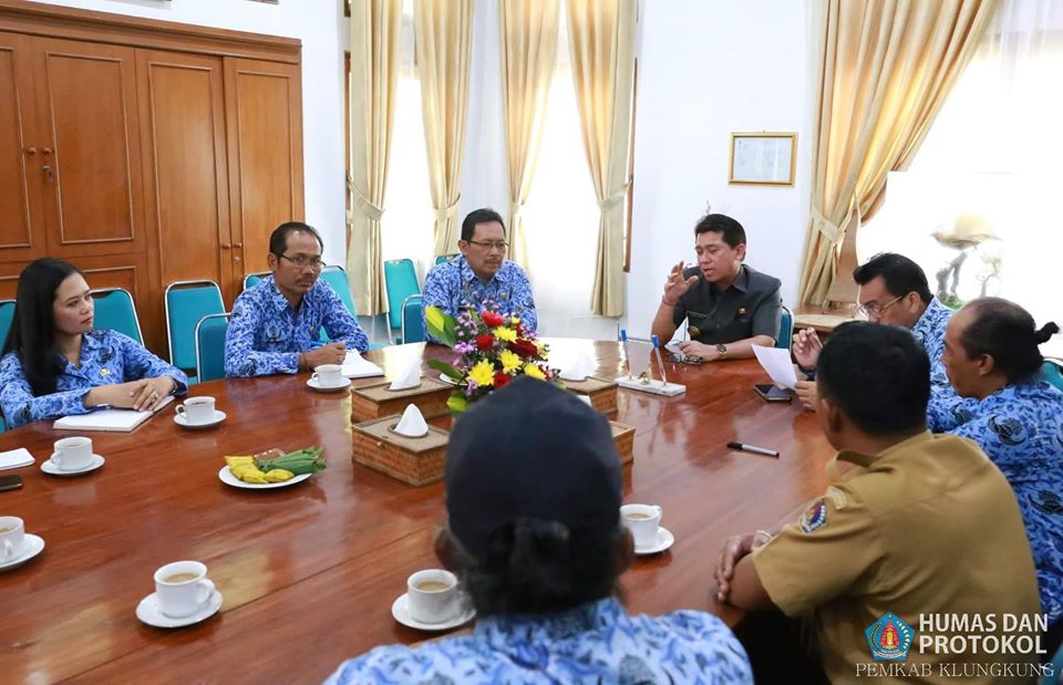 Pemkab Klungkung Serahkan Lima Pasar Desa