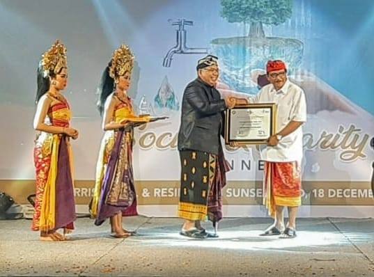 Anak Agung Ngurah Kirana menerima penghargaan Suksma Bali Award 2019