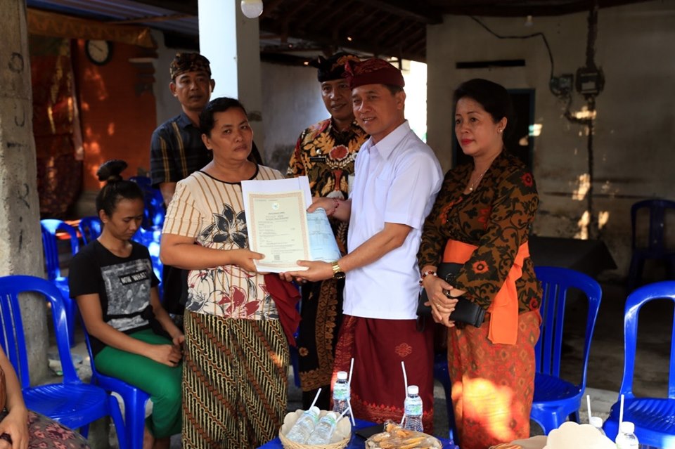 Bupati Suwirta Serahkan Pitra Bakti di Dawan