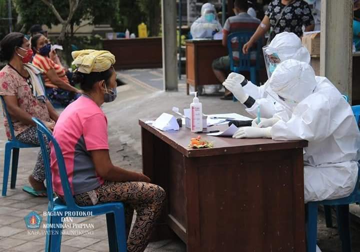 Rapid Test Bagi Pedagang Pasar Kusamba dan Mentigi Nusa Penida