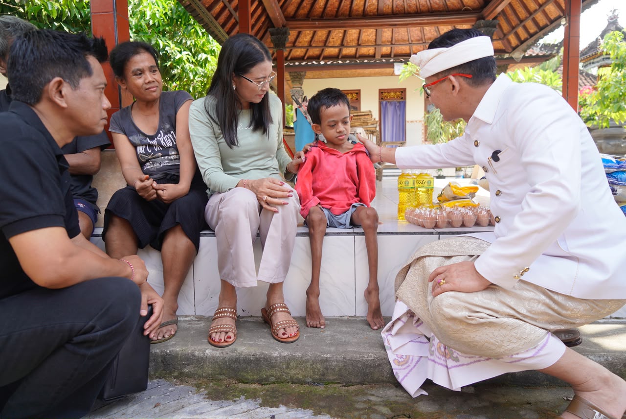 Bupati Klungkung serahkan bantuan sosial bagi penyandang Disabilitad