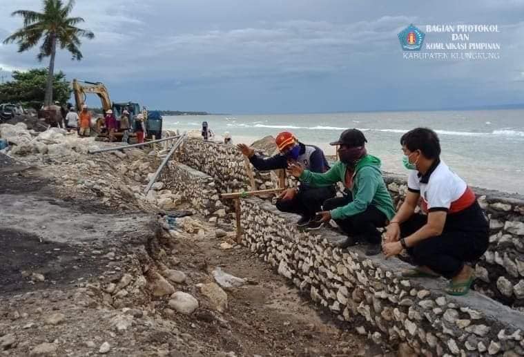 Bupati Suwirta Tinjau Pengerjaan Pengaman Pantai