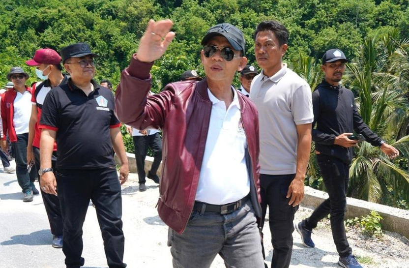 Bupati Satria Tinjau Perbaikan Senderan dan Pelebaran Jalan Menuju Pantai Crystal Bay 
