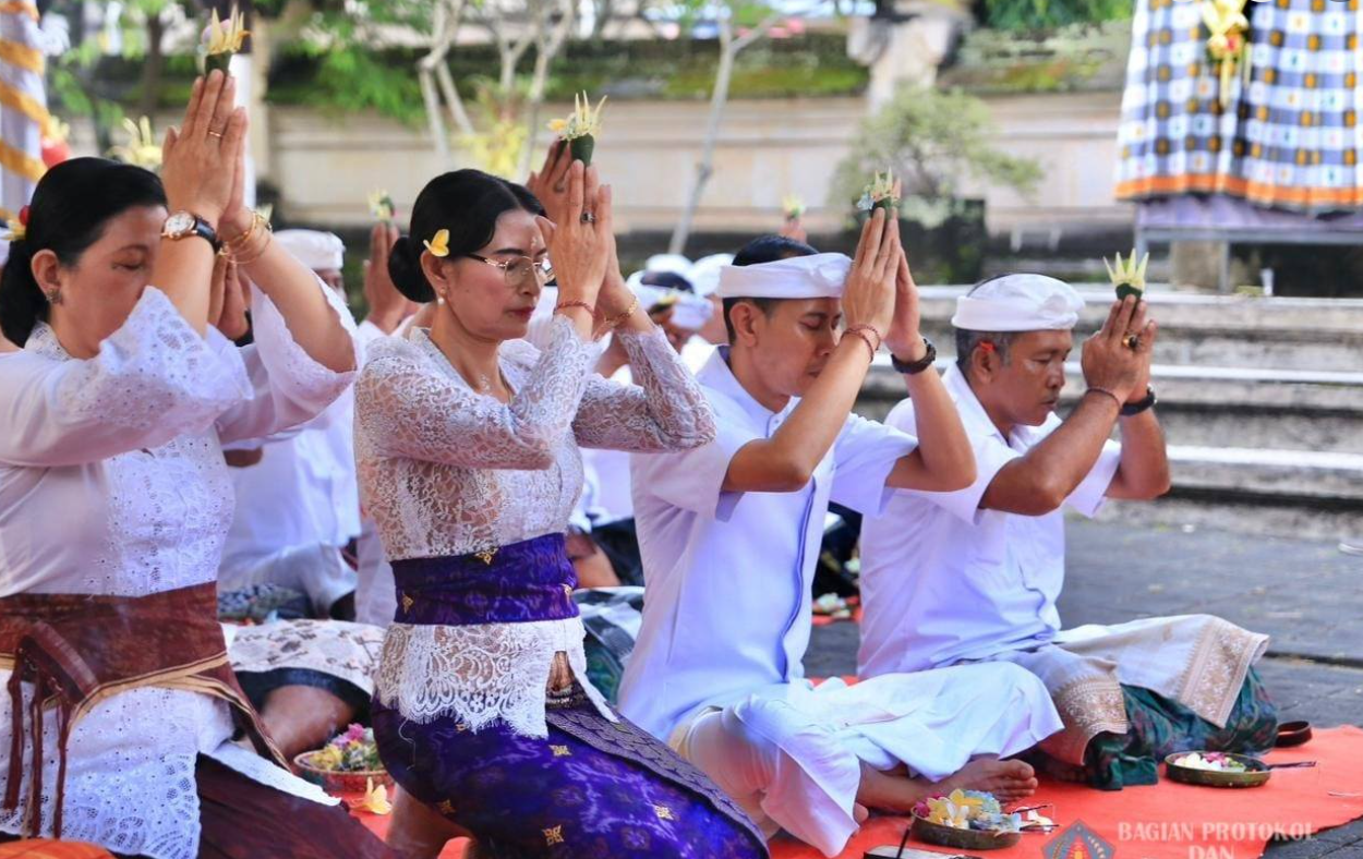 Wabup Tjok Surya Laksanakan Persembahyangan Hari Raya Siwaratri