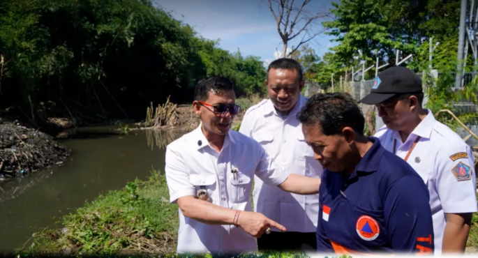 Bupati Klungkung, I Made Satria, meninjau langsung proyek normalisasi Sungai Candigara di Desa Kampung Kusamba, Kecamatan Dawan