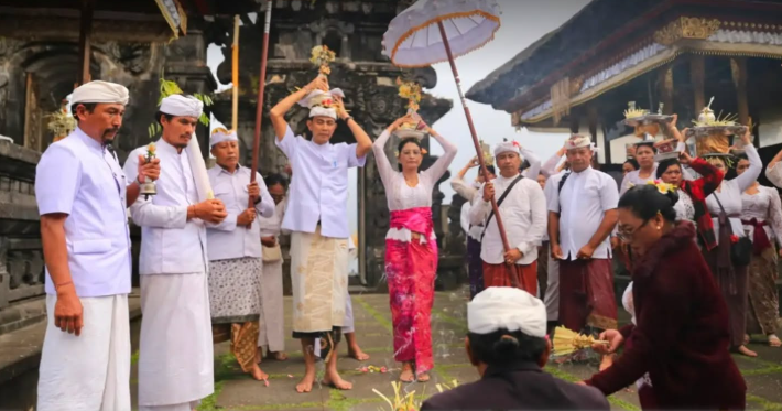 Wakil Bupati Klungkung Ketua TP PKK Klungkung  mengikuti prosesi Nedunang Ida Batara serangkaian Karya Aci Pengenteg Jagat di Pura Gelap, Desa Besakih