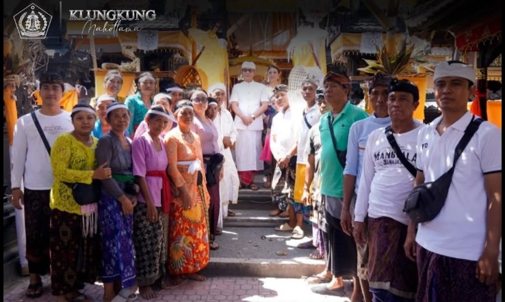 Buapti Klungkung dan Nyonya Eva Satria menghadiri uleman karya mamungkah