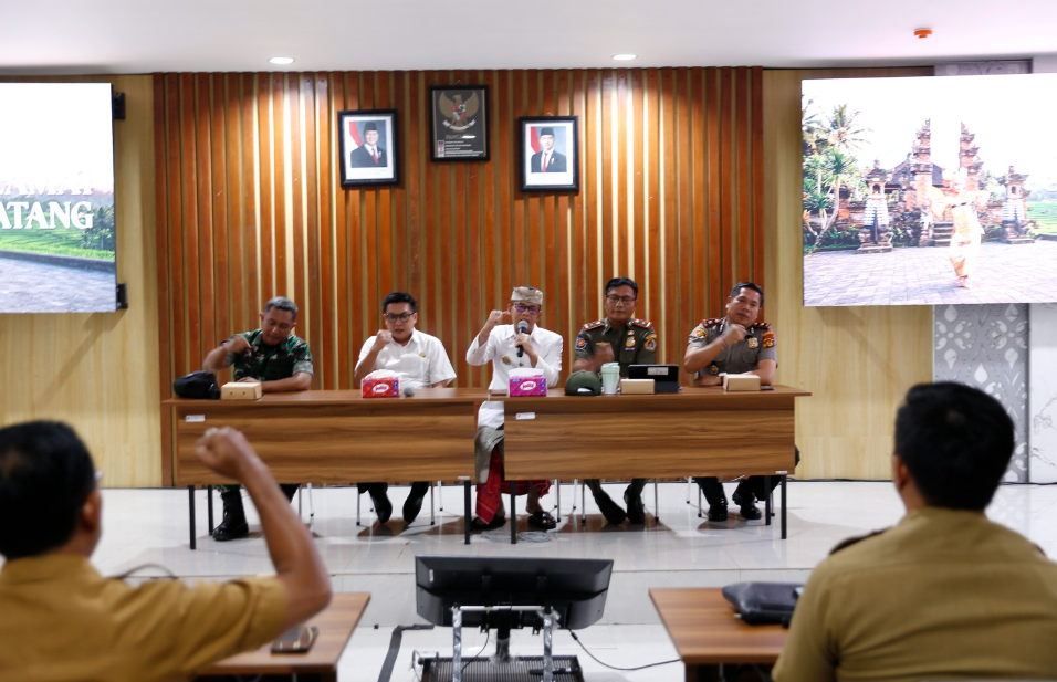 Bupati Satria Matangkan Persiapan Pengukuhan Pengurus ASLINMAS hingga Srikandi Jaga Desa Klungkung 