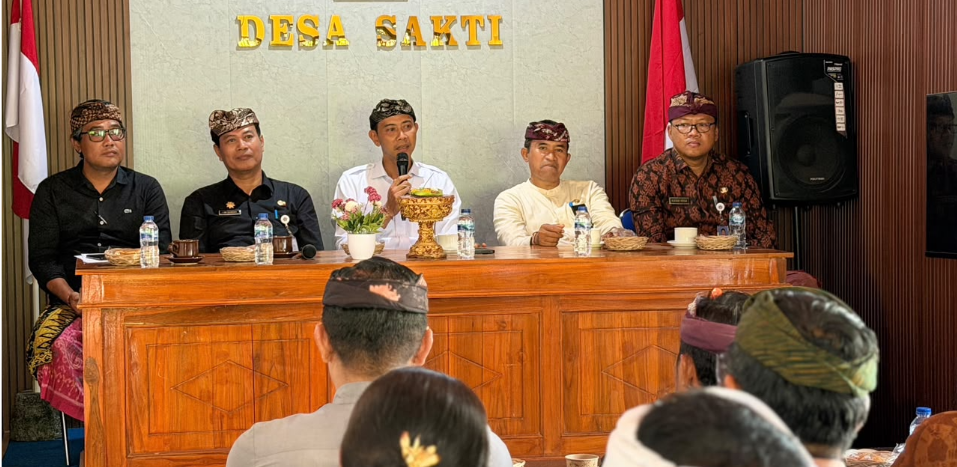 Perkuat Tata Kelola Desa, Wabup Tjok Surya Ajak Pemdes Nusa Penida Patuhi Regulasi dan Samakan Persepsi