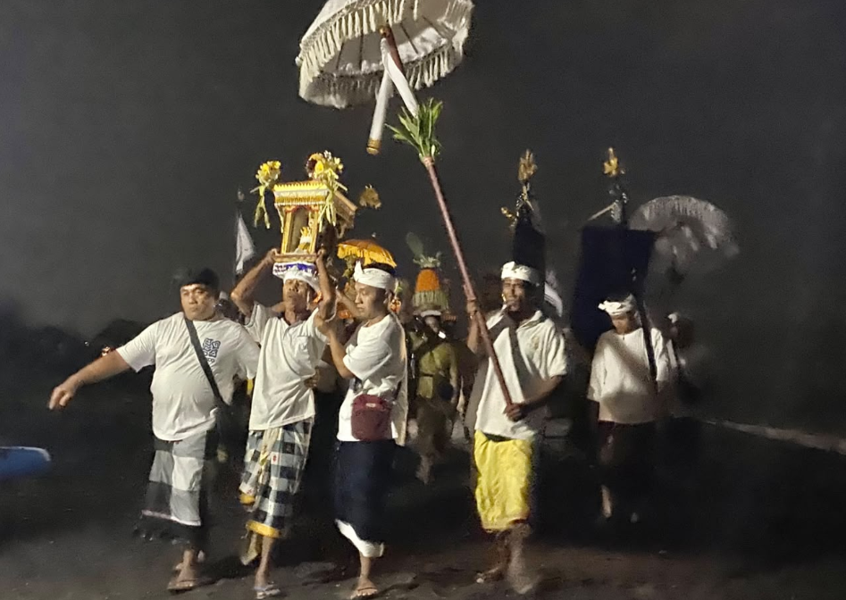 Warga Madura Banjarangkan Laksanakan Tradisi Kuno “Ngaro” di Tengah Malam