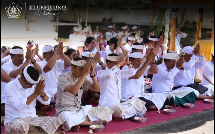 Bupati dan Wakil Bupati Klungkung Sembahyang Bersama Perkuat Ketaatan Spiritual pada Rahina Purnama Kapat di Pura Jagatnatha