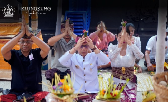 Bupati Klungkung, I Made Satria, didampingi Ny. Eva Satria dan Wakil Bupati Klungkung, Tjokorda Gde Surya Putra, menghadiri Uleman Karya Yadnya
