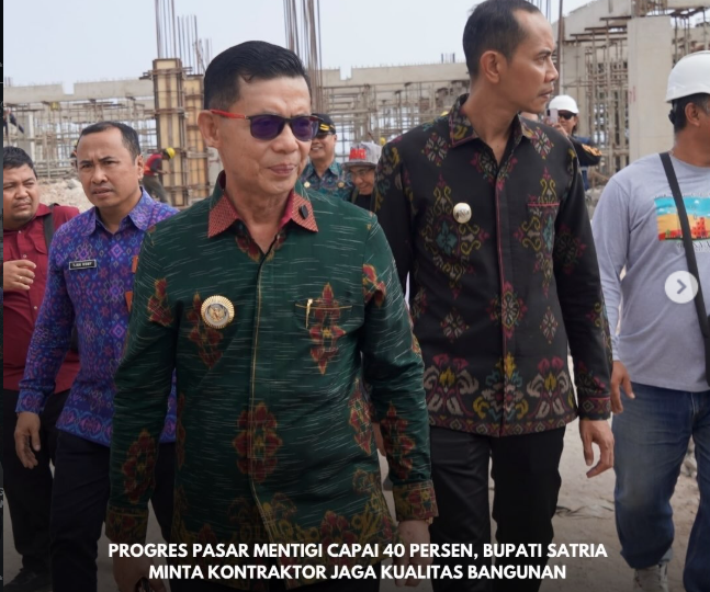 Bupati Klungkung I Made Satria bersama Wakil Bupati Tjokorda Gde Surya Putra meninjau langsung progres pembangunan Pasar Mentigi, Nusa Penida, Kabupaten Klungkung, Jumat (23/10).