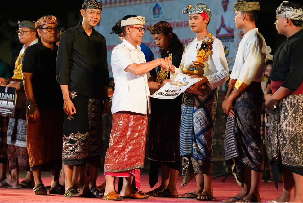 Bupati Klungkung, I Made Satria, didampingi Wakil Bupati Tjokorda Gde Surya Putra, resmi menutup festival seni dan budaya AKSIKU 2026 