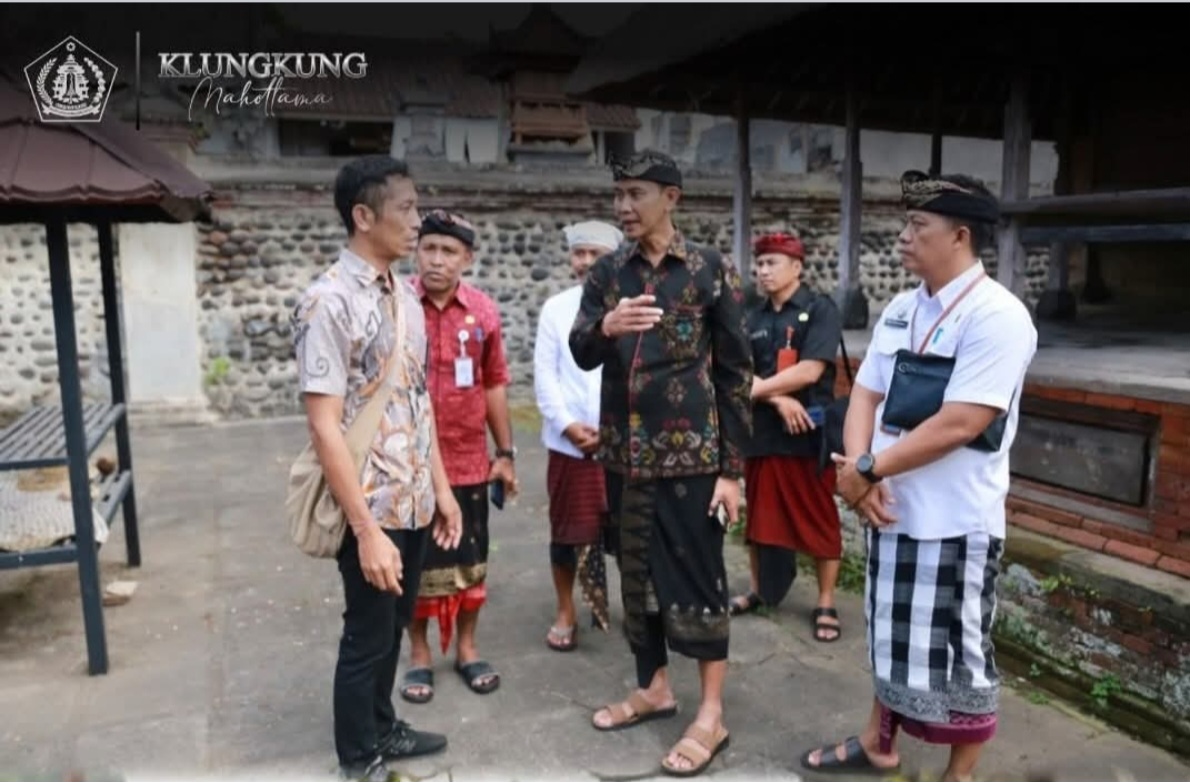 Wakil Bupati Klungkung meninjau langsung kesiapan rencana restorasi bangunan pemedal di pura Penatarqn Pratisentana Ki Mantri Tutuan