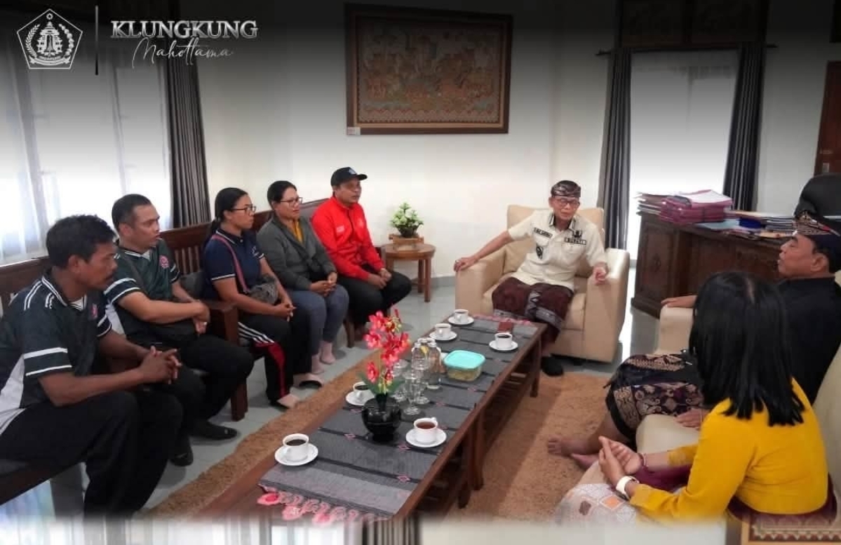 Bupati klungkung menrima audiensi kepala dinas pendidikan