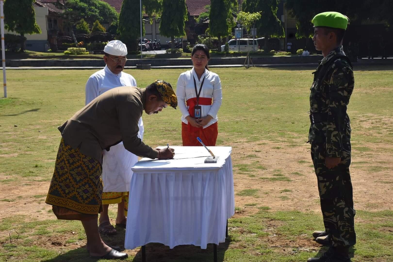Wakil bupati Made Kasta Terima Panji dan Surat Sakti I Gusti Ngurah Rai