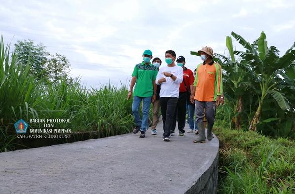 Bupati Suwirta Resmikan Jalan Usaha Tani