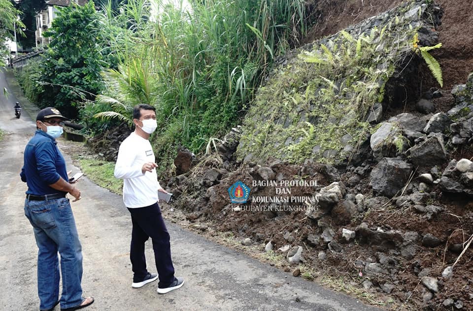 Tinjau Longsor di Getakan, Bupati Suwirta Himbau Warga Tingkatkan Kewaspadaan