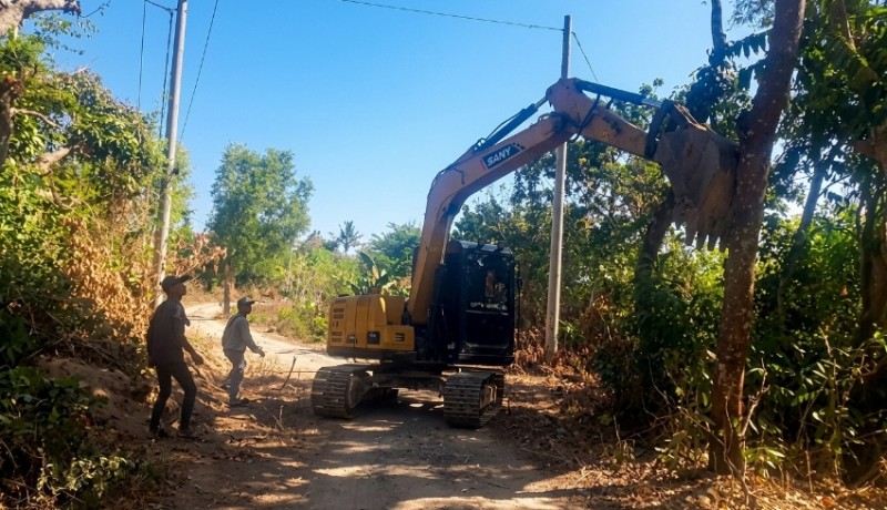 SEMARAPURA, NusaBali.com - Pemkab Klungkung terus memperkuat infrastruktur jalan di kawasan Nusa Penida