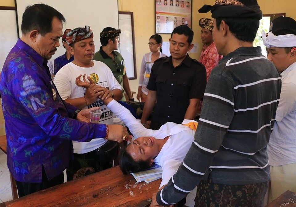 Wakil Bupati Klungkung Membantu Menangani Sejumlah Siswa Yang Mengalami Kesurupan