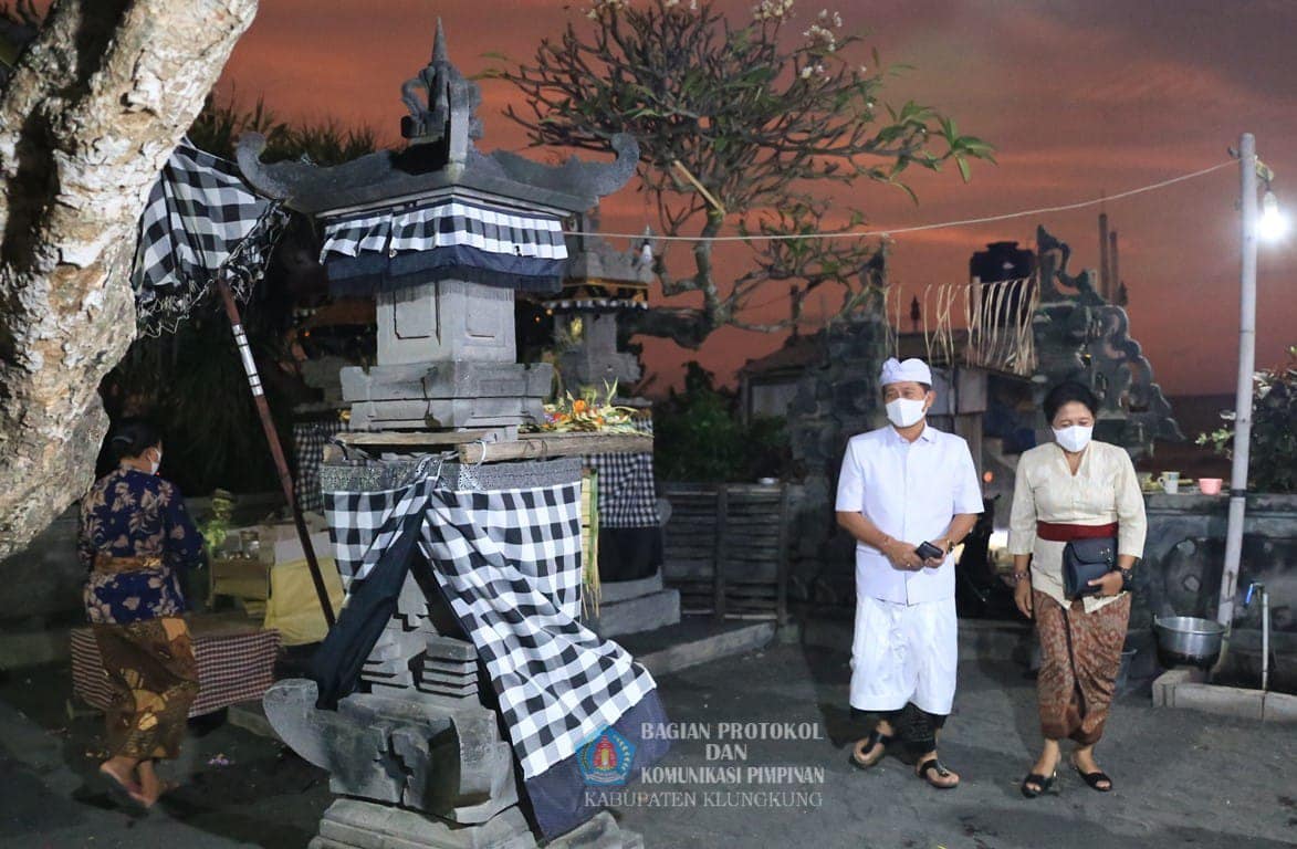 Persembahyangan serangkaian Pujawali di Pura Segara Batu Tumpeng, Desa Gelgel, Kecamatan Klungkung