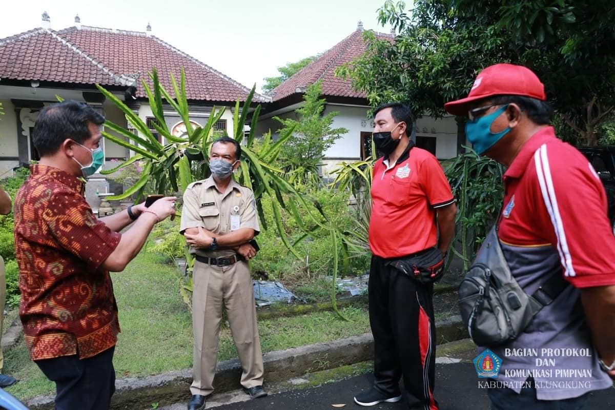 Bupati_Klungkung,_I_Nyoman_Suwirta_mengunjungi_Dinas_Pertanian_Kabupaten_Klungkung.jpg