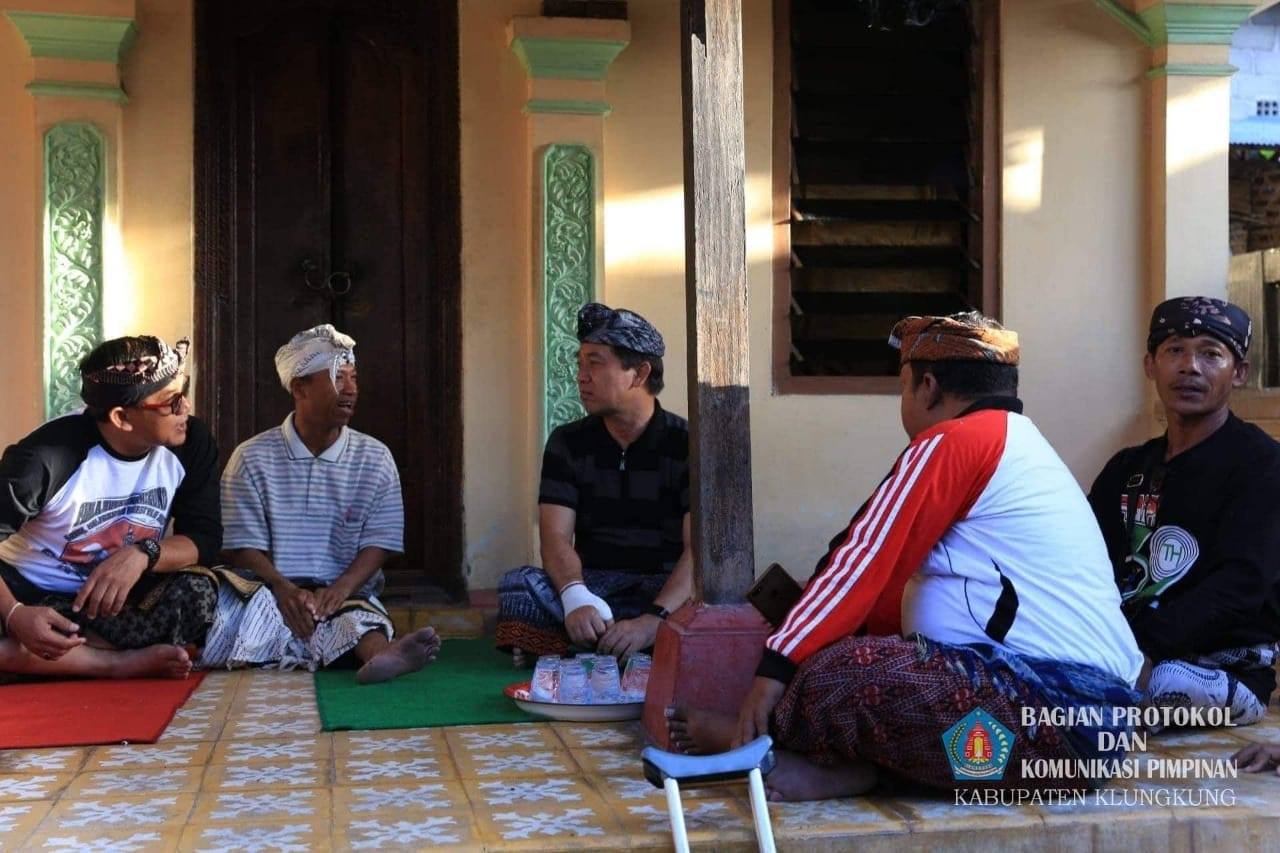 Bupati_Klungkung_layat_ke_Rumah_Duka_kediaman_Alm__Kadek_Sumardika_di_Banjar_Budaga_1.jpg