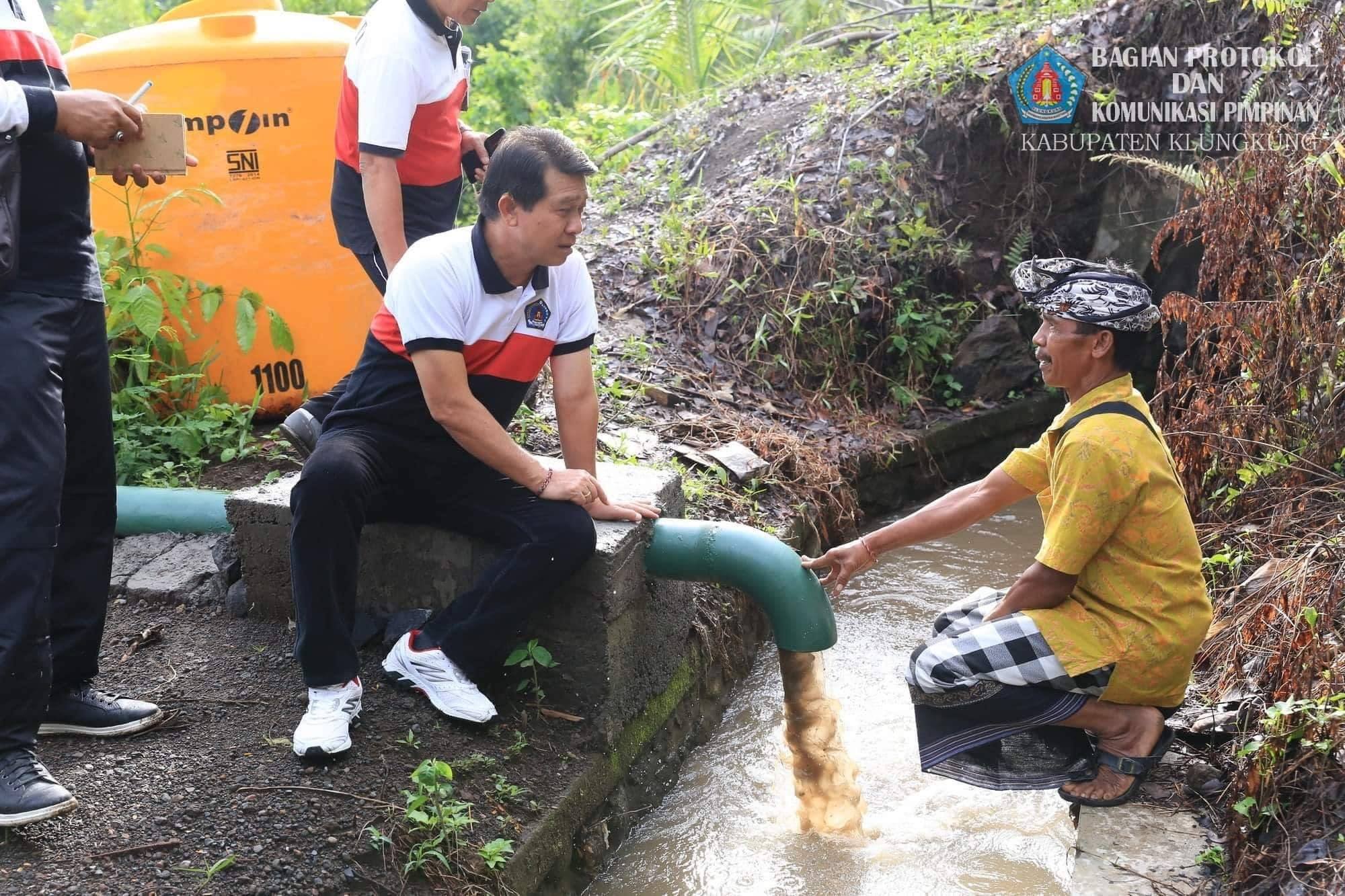 Kunjungi_Bantuan_Toyama,_Bupati_Suwirta_Tugaskan_Dinas_PU_Tangani_Air_Terbuang.jpg