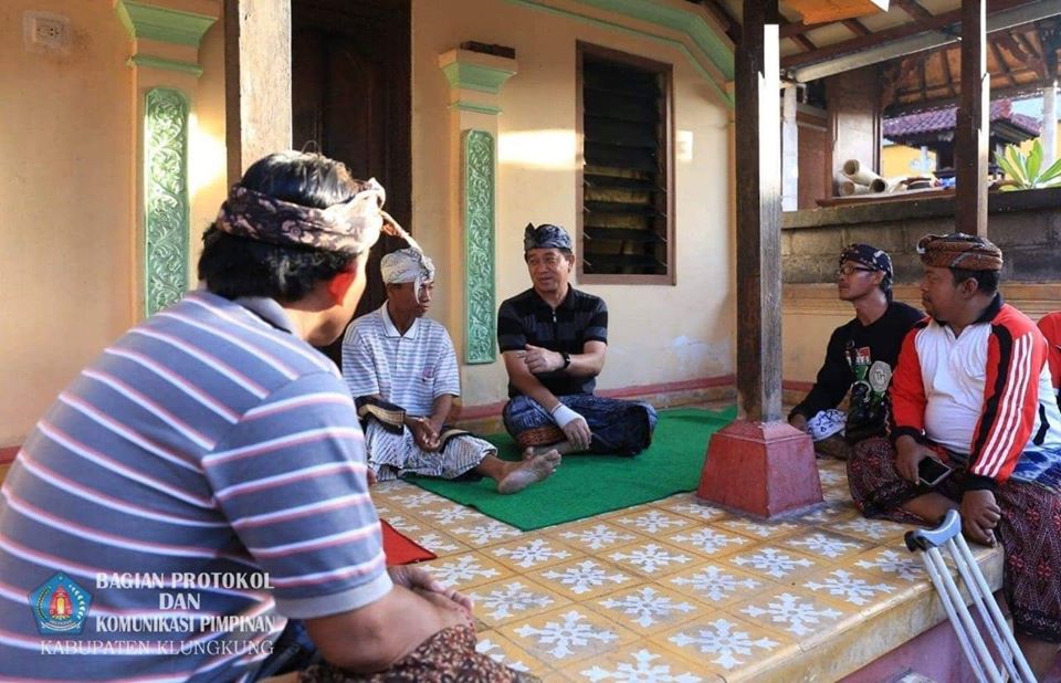 Bupati_Klungkung_layat_ke_Rumah_Duka_kediaman_Alm__Kadek_Sumardika_di_Banjar_Budaga.jpg