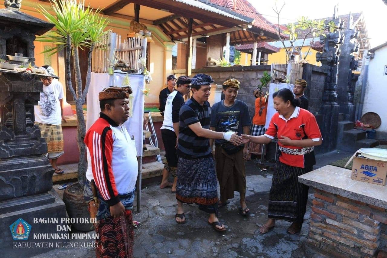 Bupati_Klungkung_layat_ke_Rumah_Duka_kediaman_Alm__Kadek_Sumardika_di_Banjar_Budaga_2.jpg