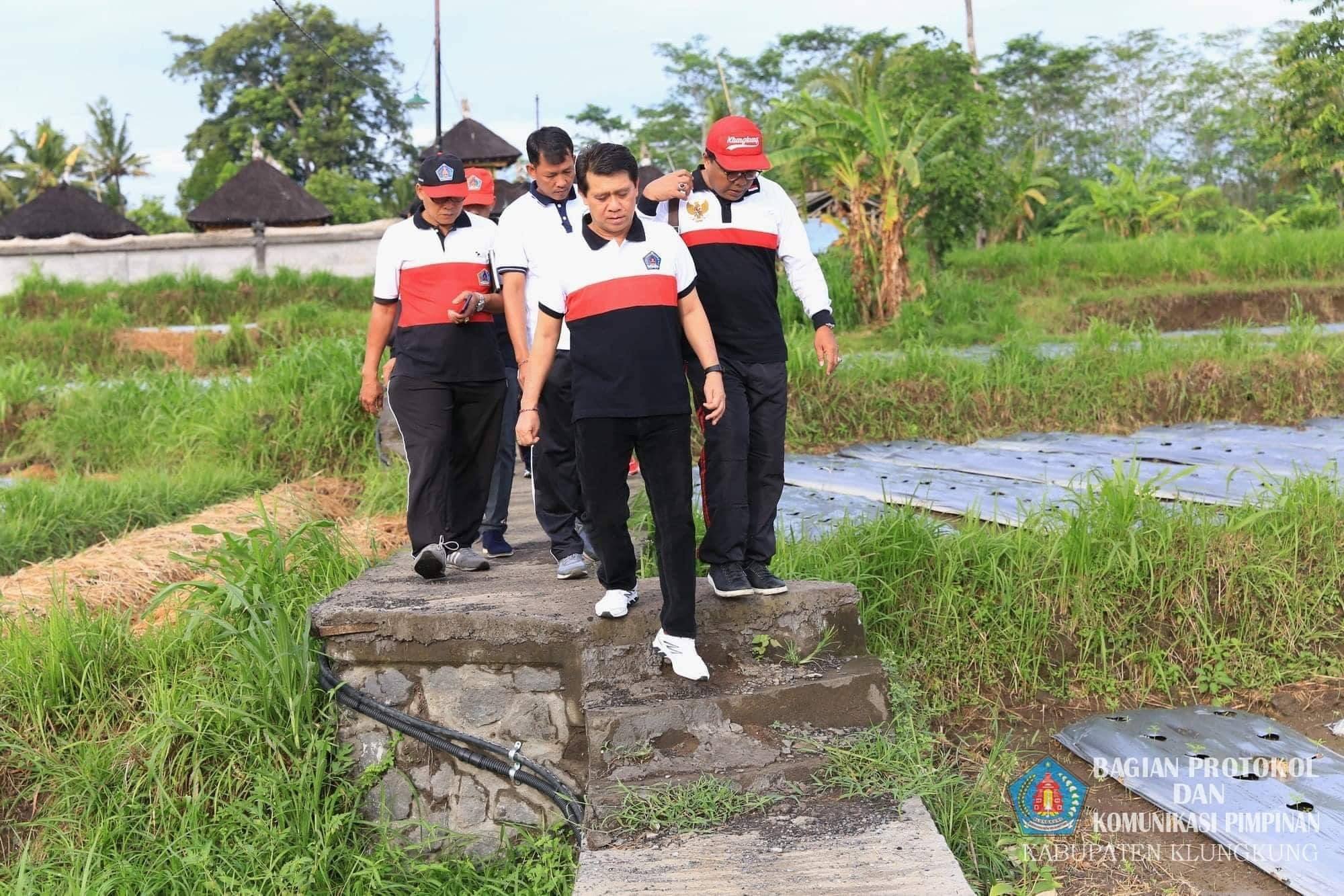 Kunjungi_Bantuan_Toyama,_Bupati_Suwirta_Tugaskan_Dinas_PU_Tangani_Air_Terbuang_1.jpg