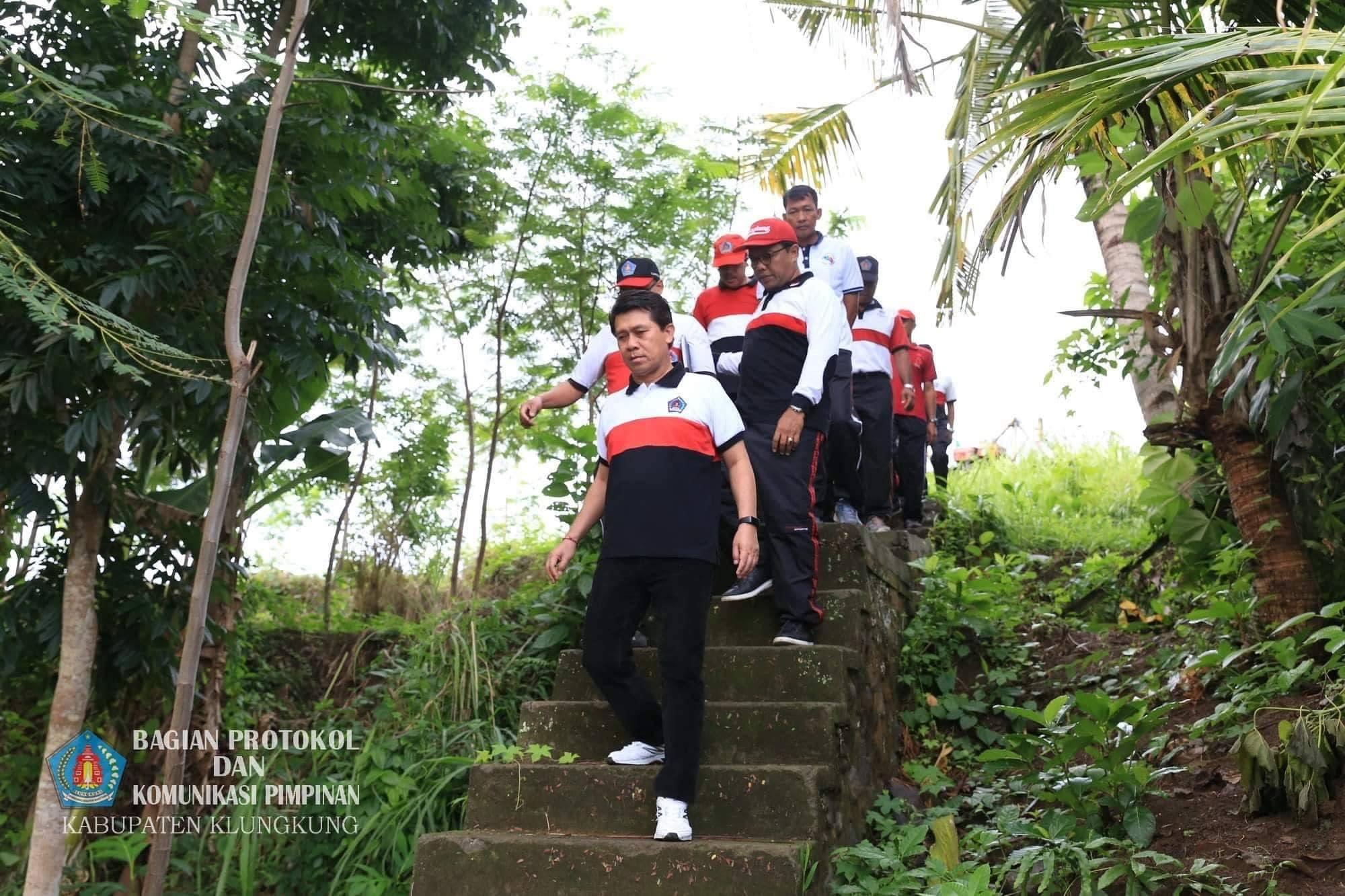 Kunjungi_Bantuan_Toyama,_Bupati_Suwirta_Tugaskan_Dinas_PU_Tangani_Air_Terbuang_2.jpg
