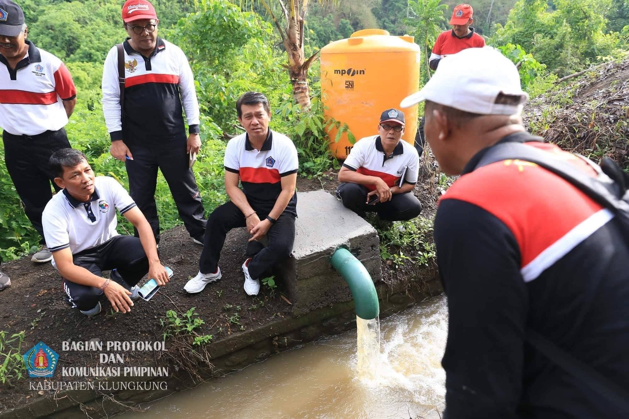 Kunjungi_Bantuan_Toyama,_Bupati_Suwirta_Tugaskan_Dinas_PU_Tangani_Air_Terbuang_3.jpg